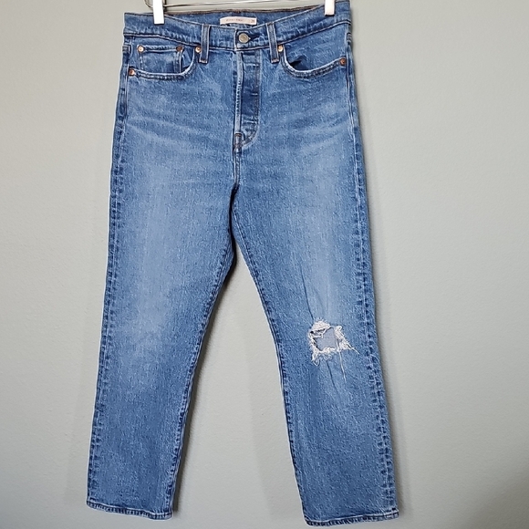 Levi's Big E Wedgie Straight Size 29 Casual Light Blue Ripped Cropped Ankle Jean - Picture 1 of 12